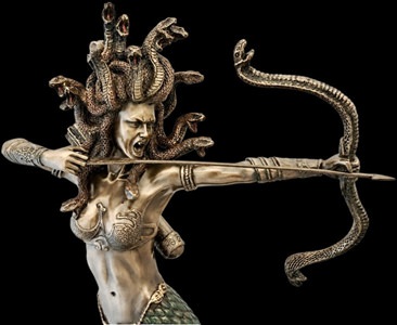 Dekorativ Medusa statue som statement piece i stue